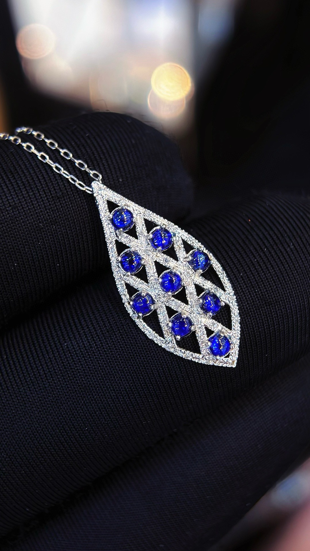 璀璨甄選 18K金鑲嵌55分天然藍寶石吊墜項鏈，品質珠寶的批零新選擇